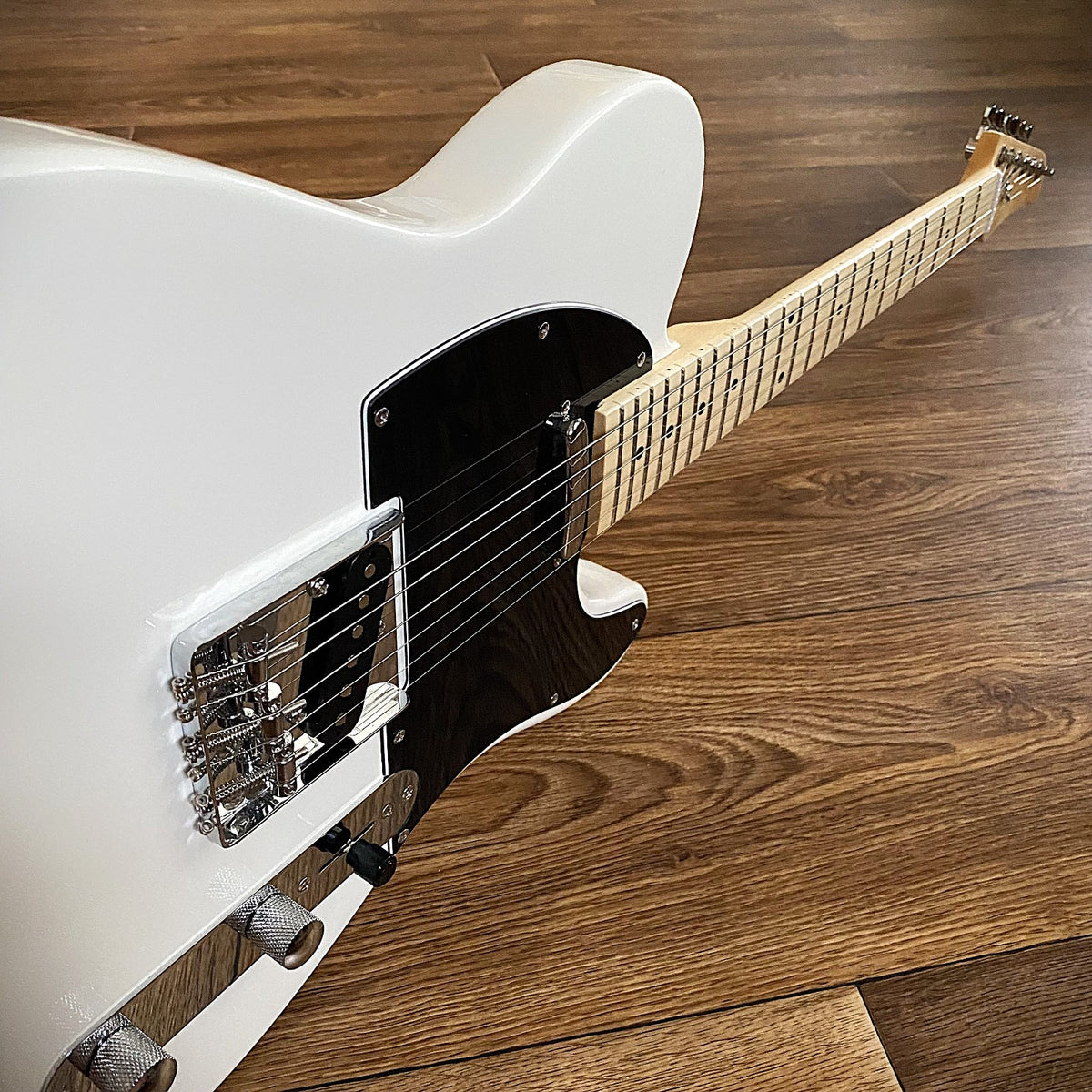 Full-Size White Electric Guitar - Single Cutaway Solid Body, Maple Fretboard8