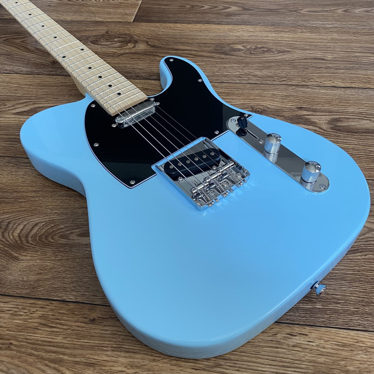 Full‑Size Arctic Blue Electric Guitar – Dual Single‑Coil Pickups, Maple Neck16