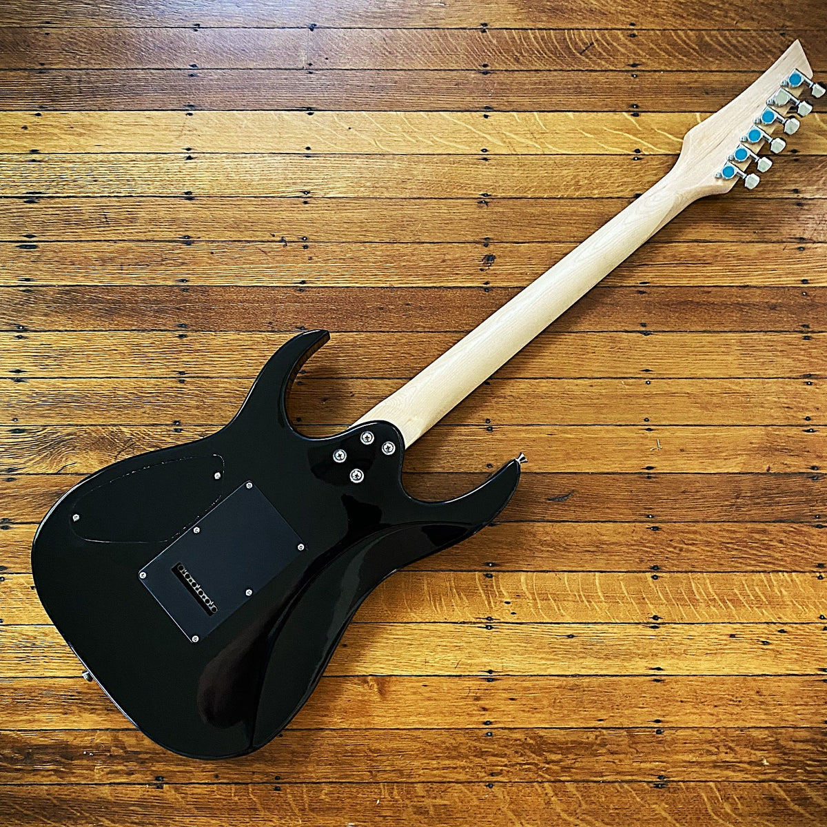 Full‑Size 24‑Fret Electric Guitar – Sawtooth Inlays, HSH Pickups, Tremolo Bridge10