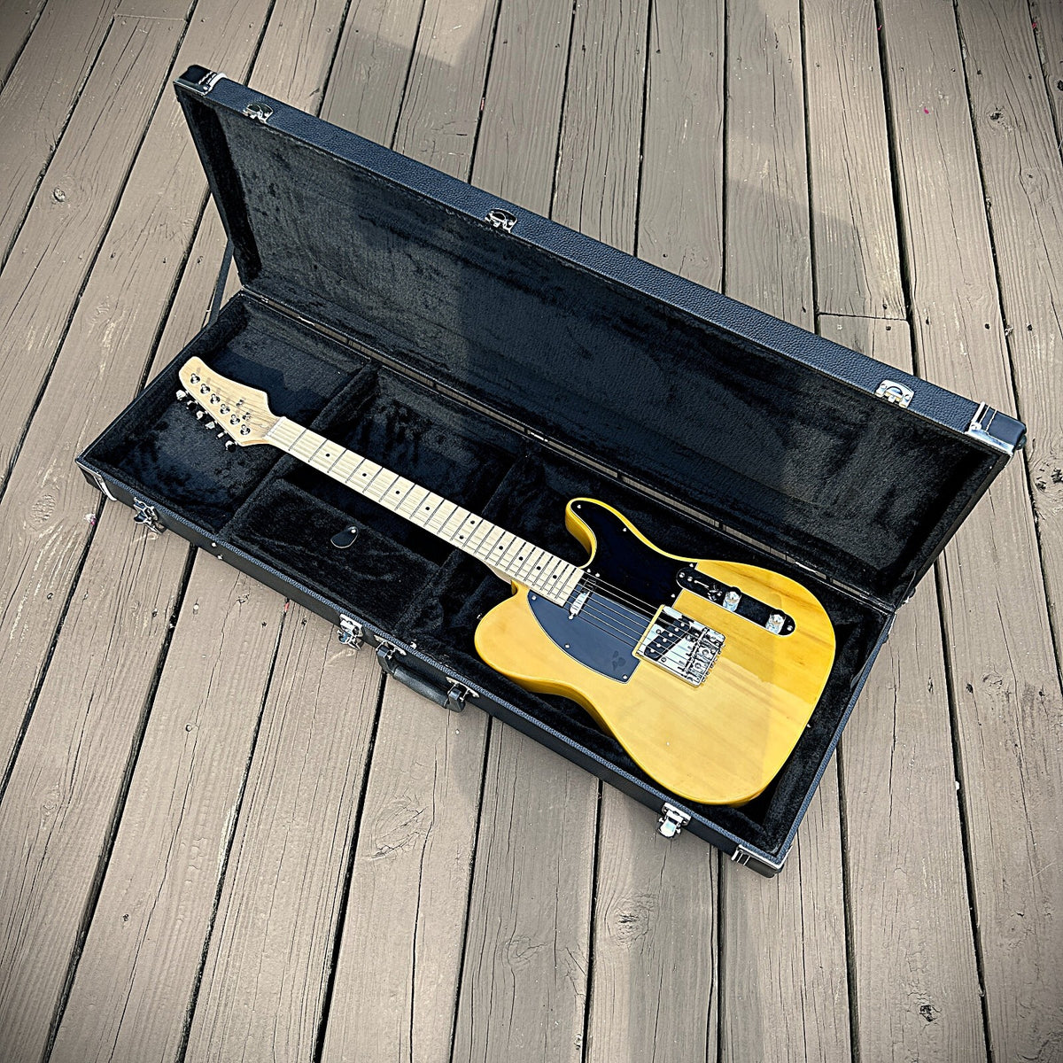 Electric Guitar Case for Strat Tele Style Guitars, Black Locking Hard-Shell Case4