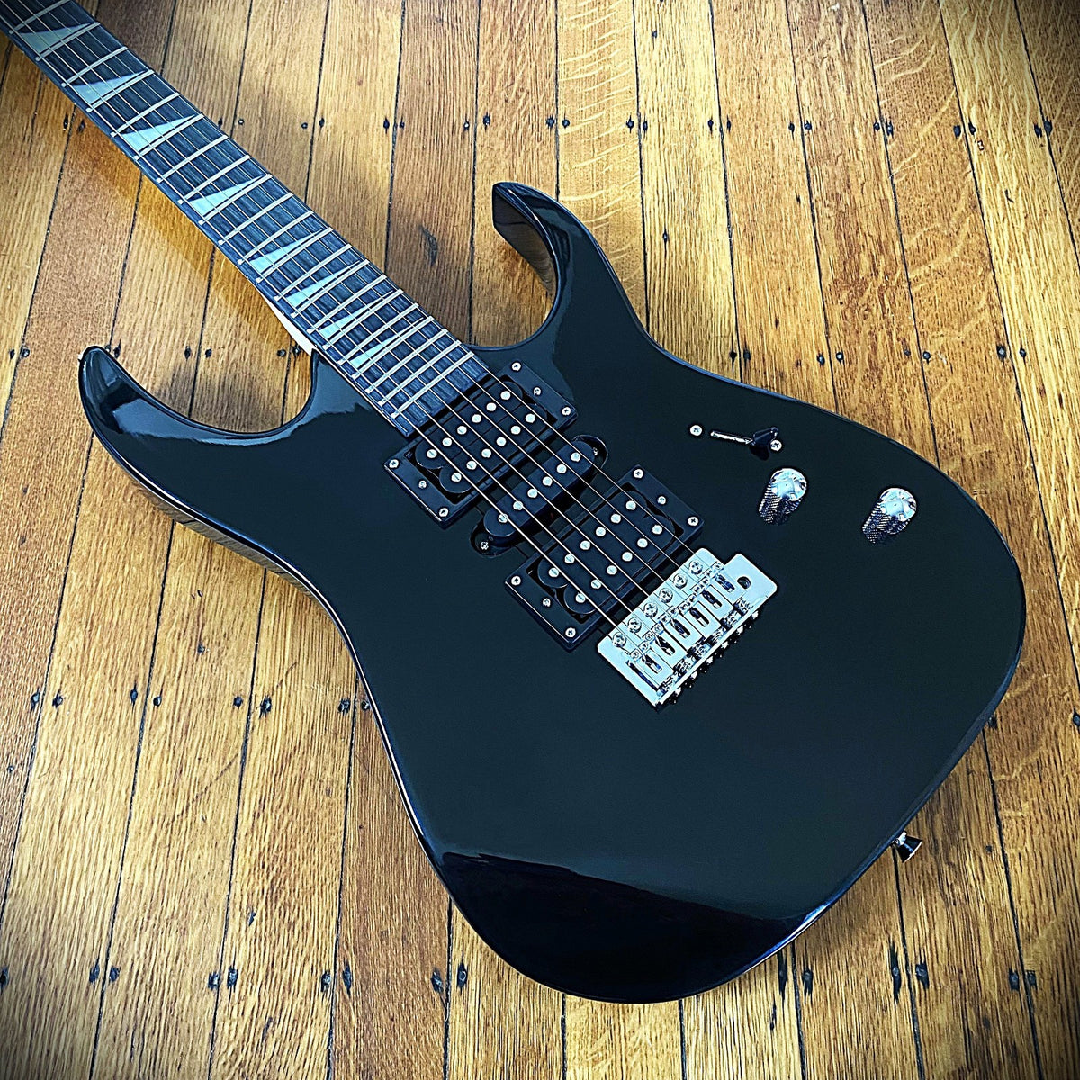 Full‑Size 24‑Fret Electric Guitar – Sawtooth Inlays, HSH Pickups, Tremolo Bridge5
