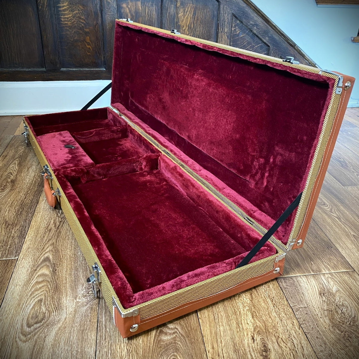 Bass Guitar Hard Case – Fits Jazz & P Style, Lockable 4 & 5 String Basses w/ Key3