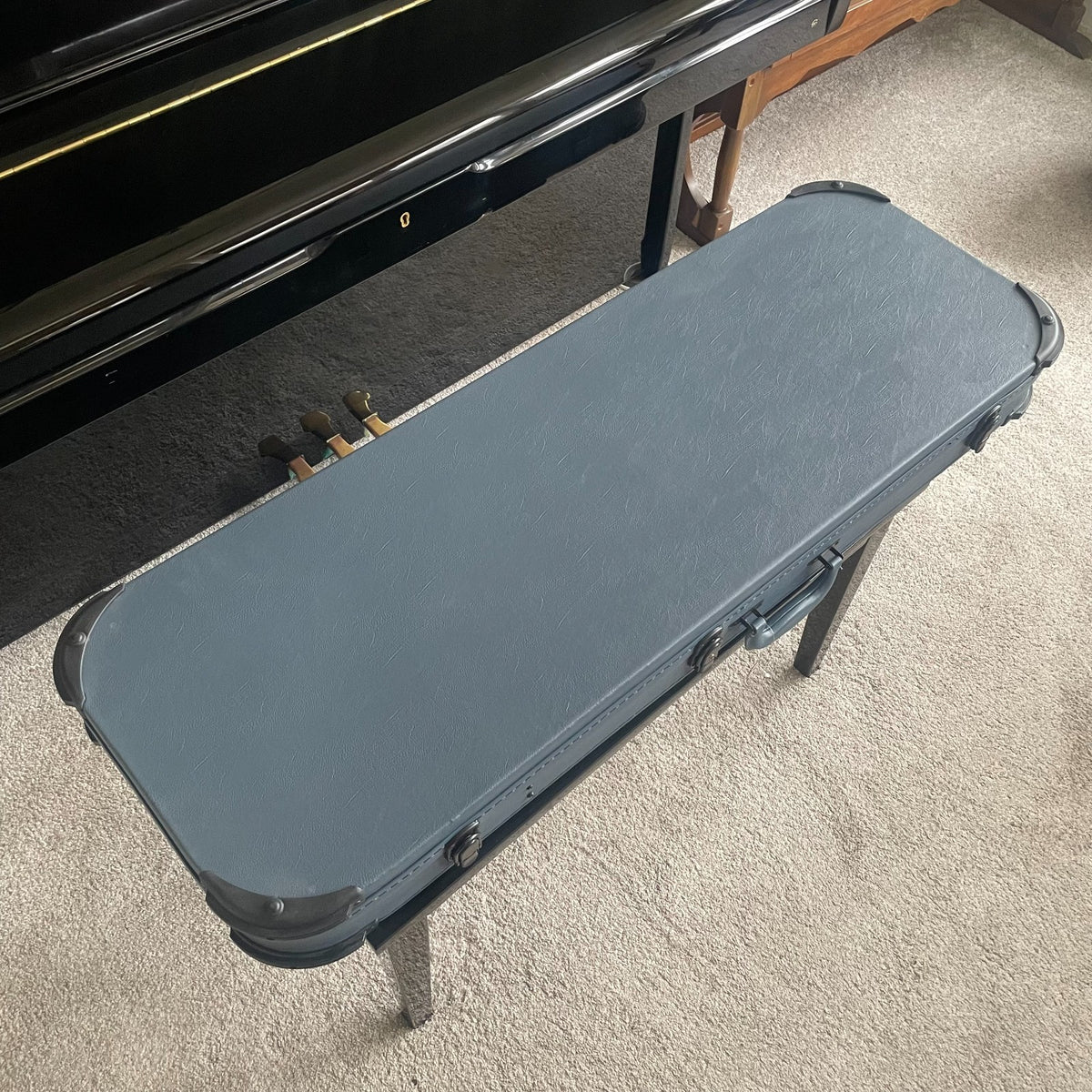 Blue Hard Shell Electric Guitar Case, Lockable with Key For Strats and Teles3