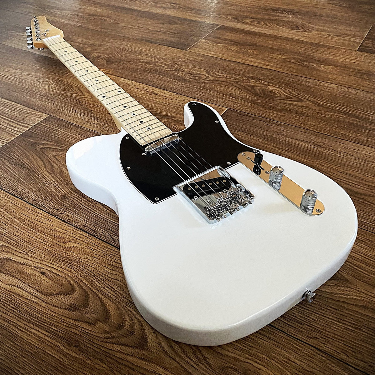 Full-Size White Electric Guitar - Single Cutaway Solid Body, Maple Fretboard2