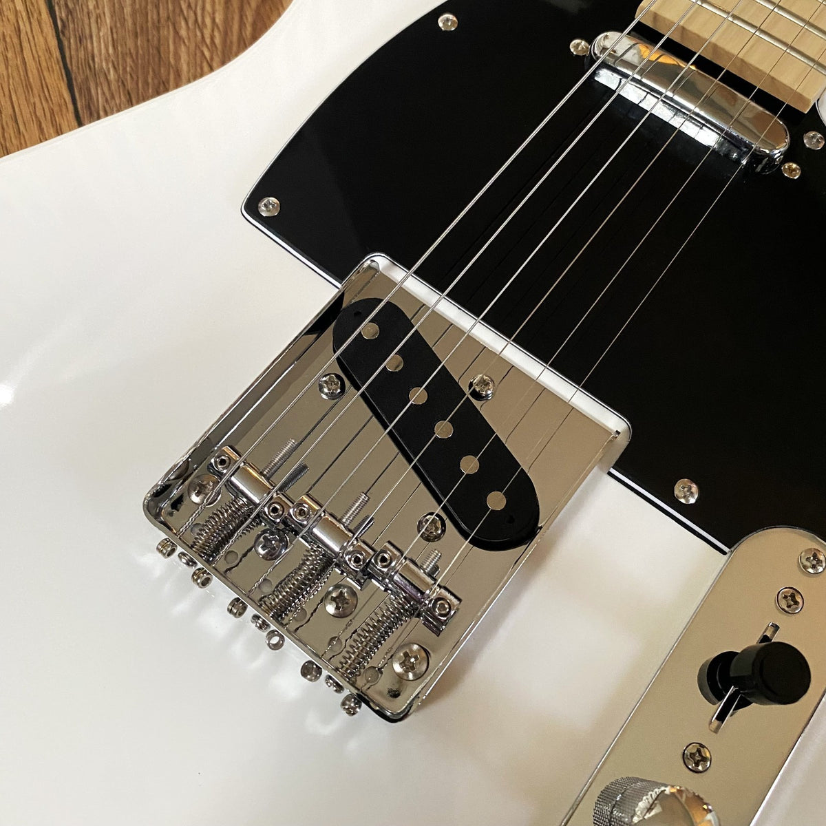Full-Size White Electric Guitar - Single Cutaway Solid Body, Maple Fretboard4