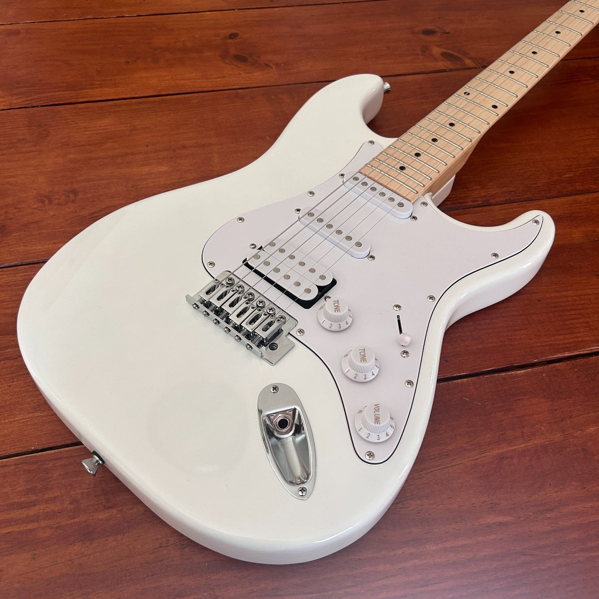 All-In-One White Electric Guitar Package with 20w Amp, Full-Size, H-S-S Pickups4