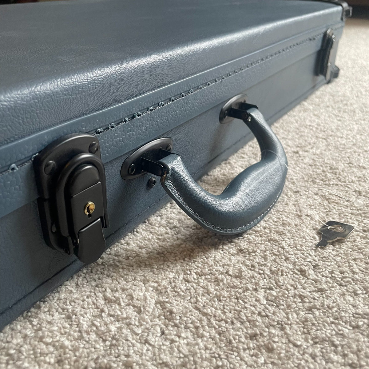 Blue Hard Shell Electric Guitar Case, Lockable with Key For Strats and Teles5