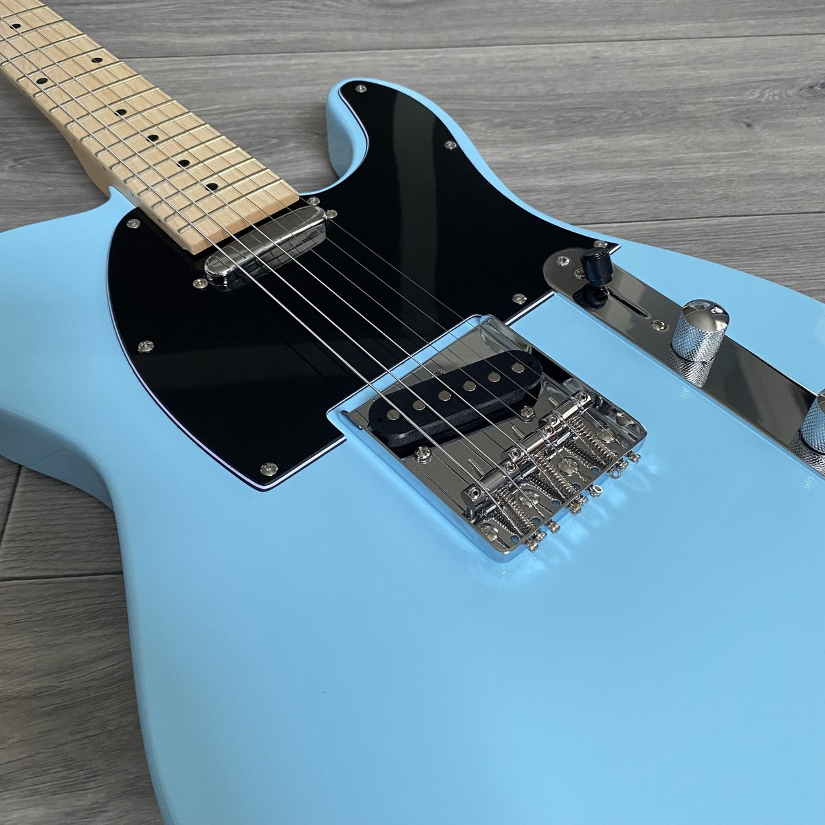 Full‑Size Arctic Blue Electric Guitar – Dual Single‑Coil Pickups, Maple Neck2