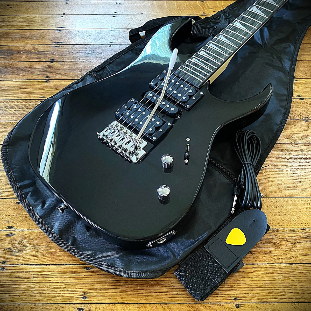 Full‑Size 24‑Fret Electric Guitar – Sawtooth Inlays, HSH Pickups, Tremolo Bridge11