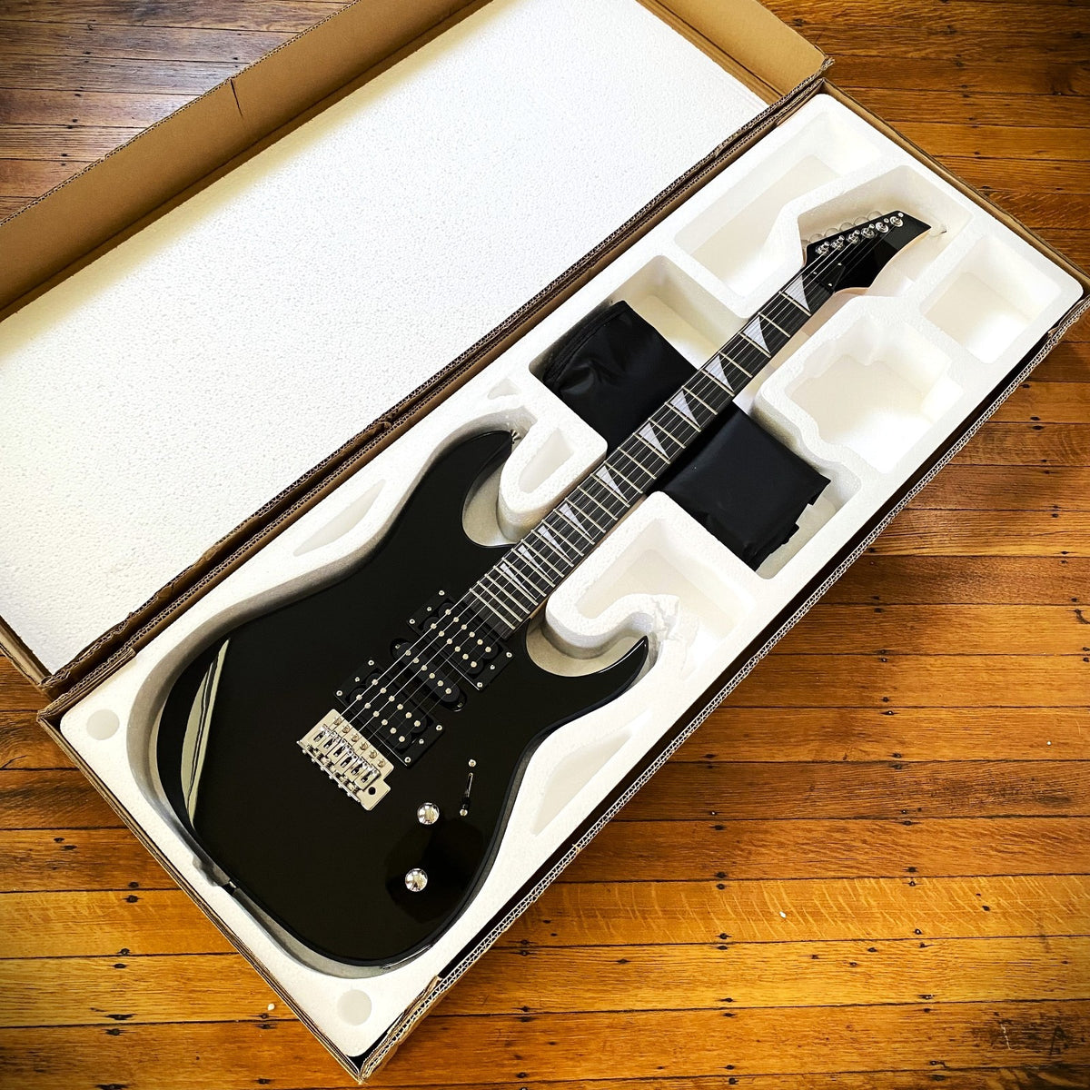 Full‑Size 24‑Fret Electric Guitar – Sawtooth Inlays, HSH Pickups, Tremolo Bridge13