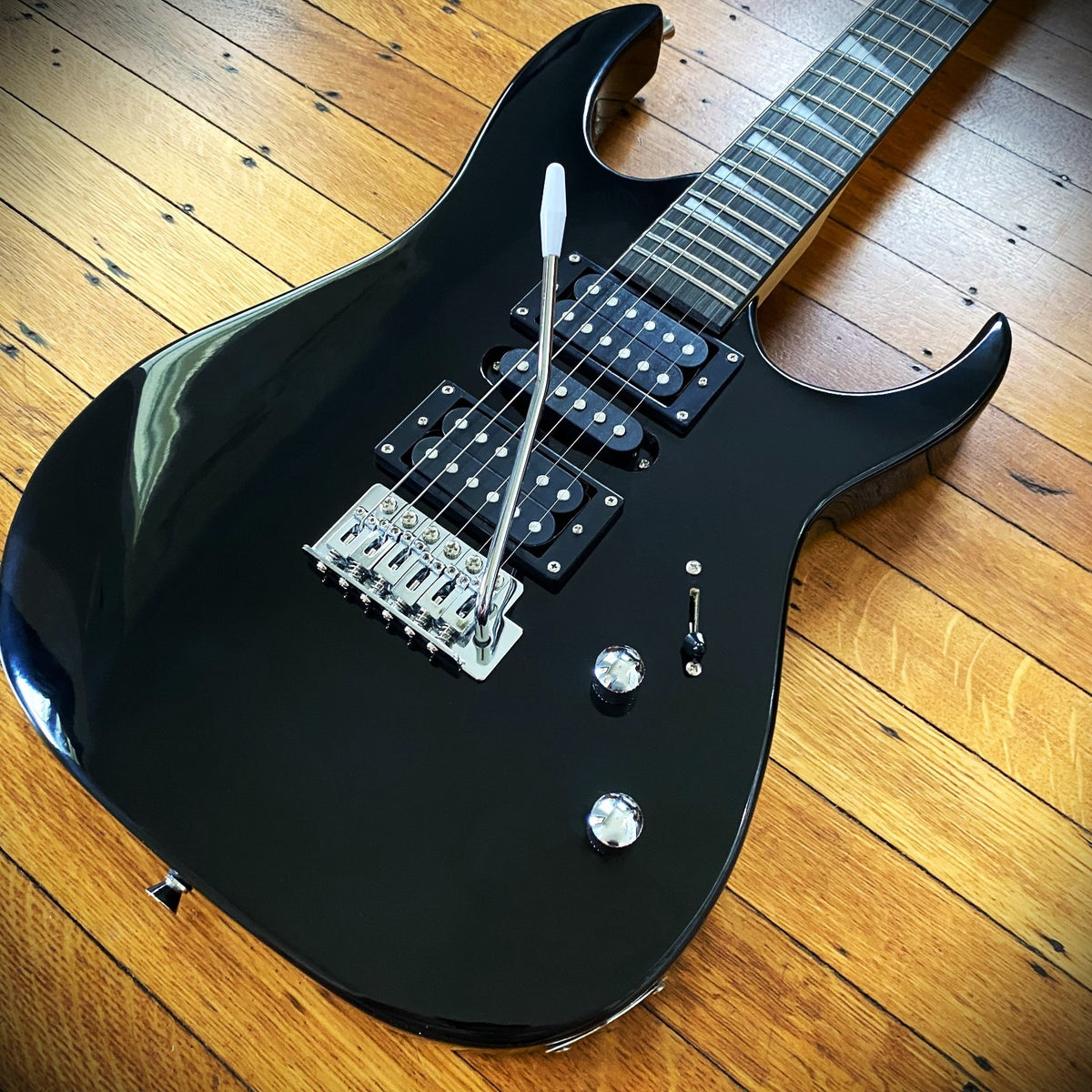 Full‑Size 24‑Fret Electric Guitar – Sawtooth Inlays, HSH Pickups, Tremolo Bridge1