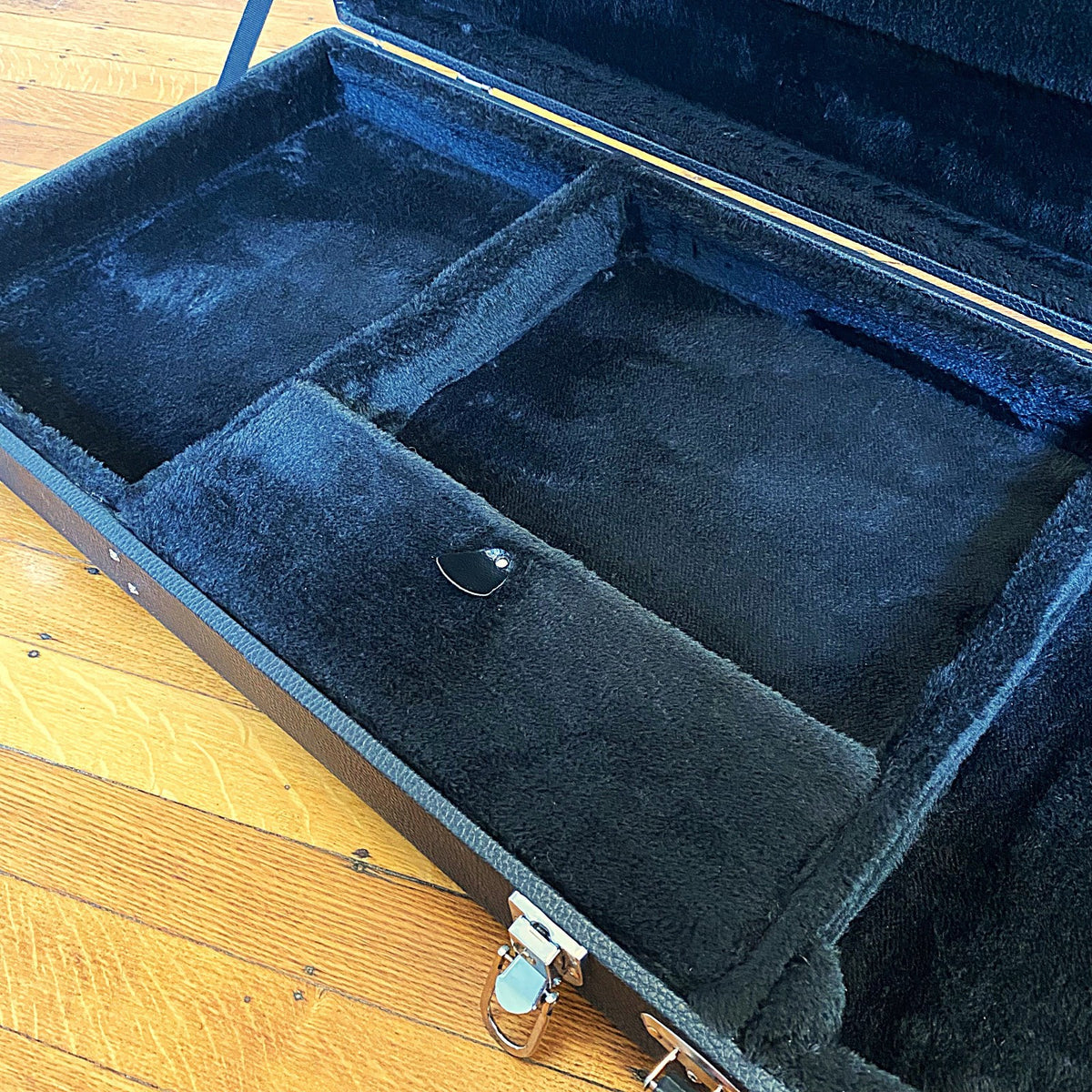 Black Hardshell Bass Guitar Case – Fits Most 4  and  5 String Basses, Lockable9