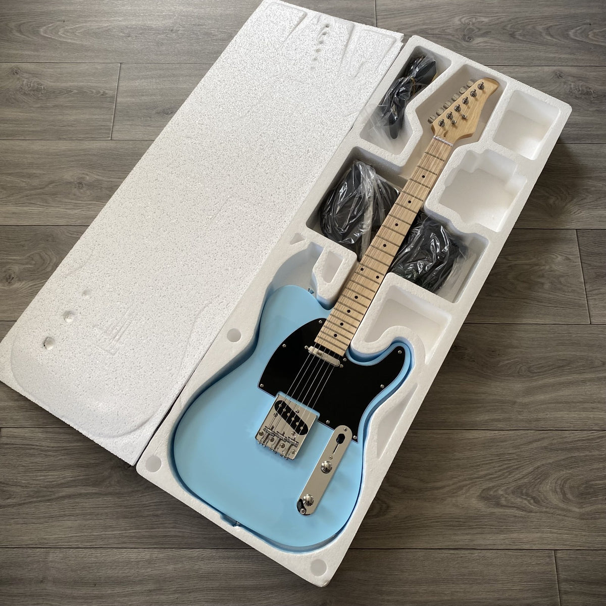 Full‑Size Arctic Blue Electric Guitar – Dual Single‑Coil Pickups, Maple Neck18