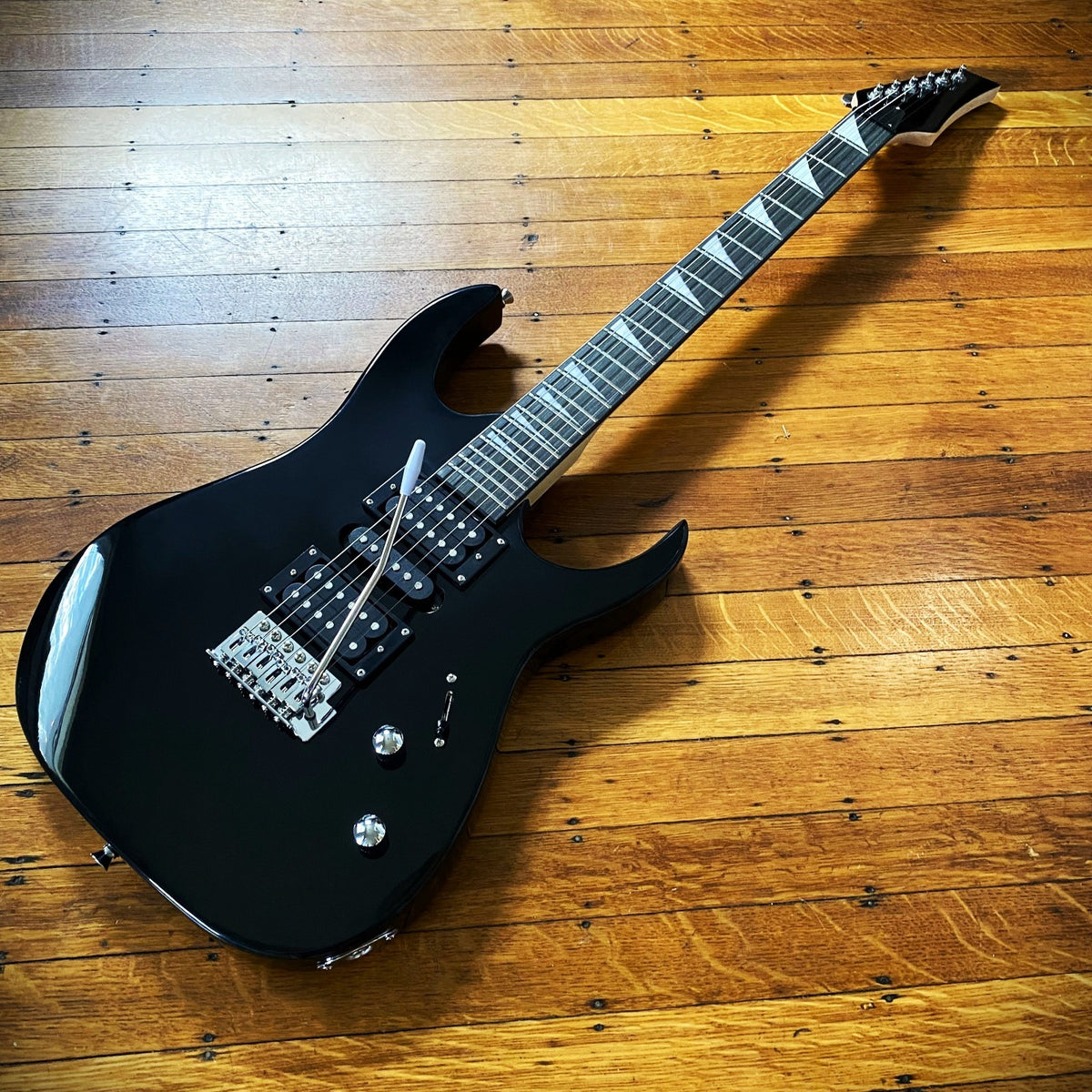 Full‑Size 24‑Fret Electric Guitar – Sawtooth Inlays, HSH Pickups, Tremolo Bridge2