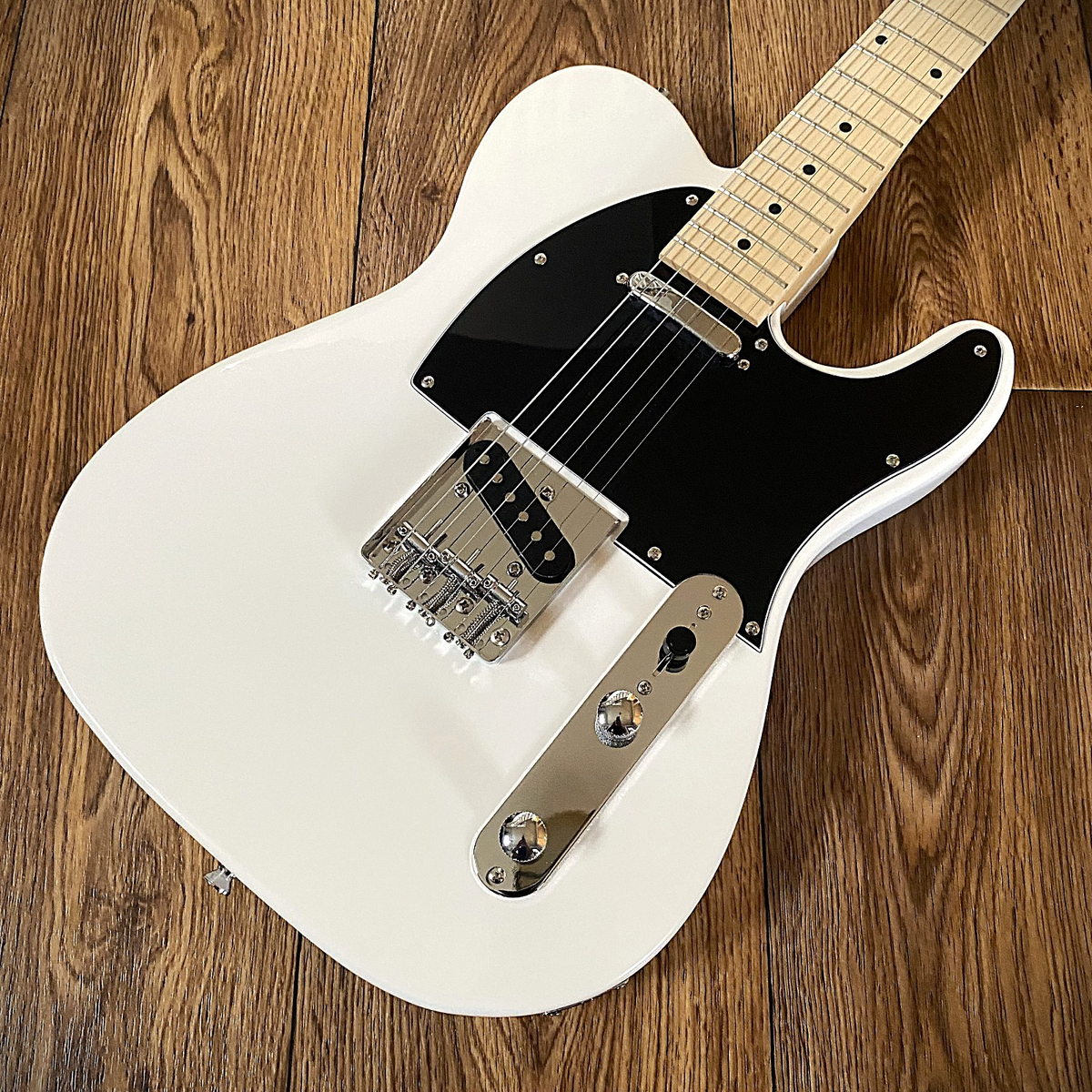Full-Size White Electric Guitar - Single Cutaway Solid Body, Maple Fretboard1