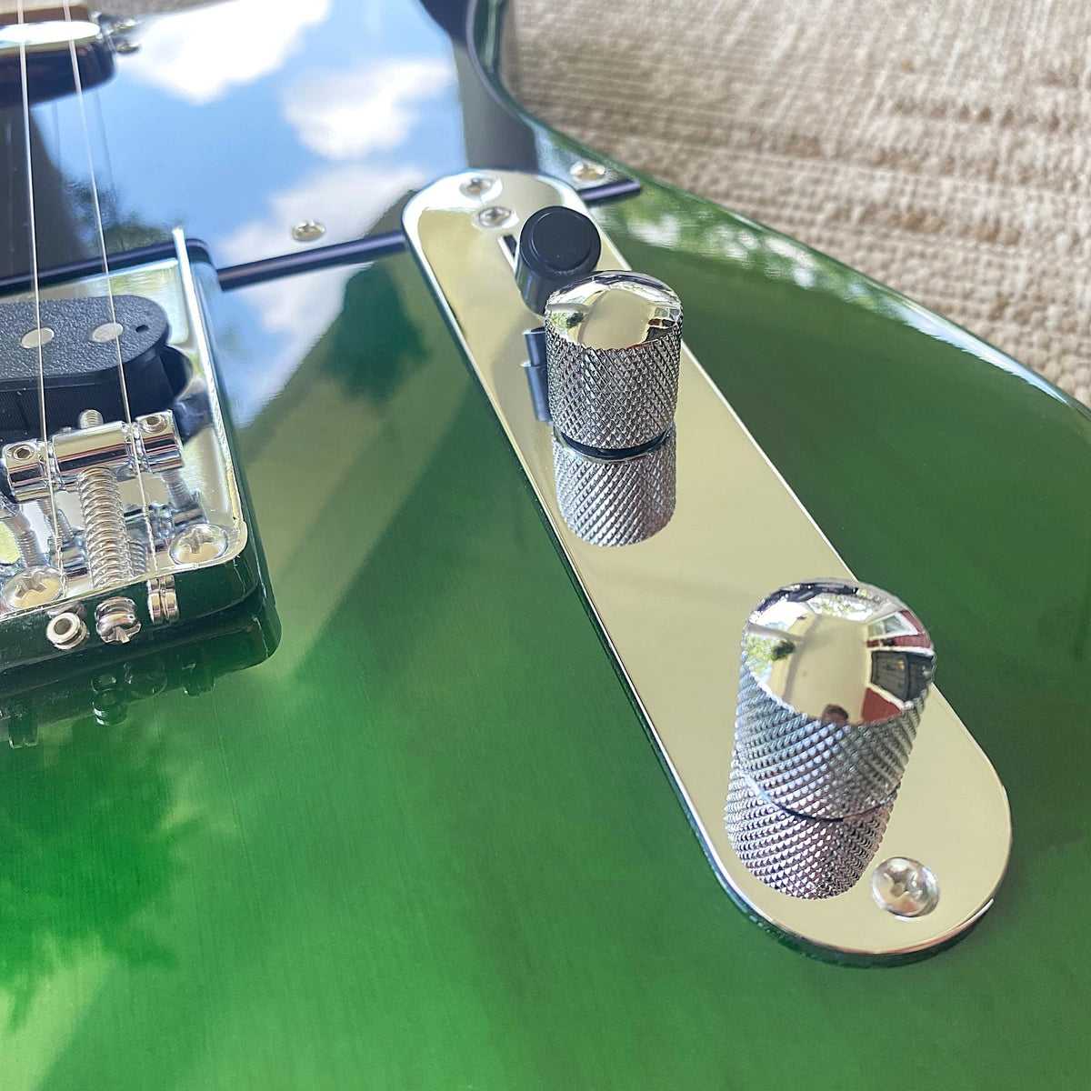 Green Electric Guitar, Full-Size with Maple Fretboard, Single Cutaway Solid Body7