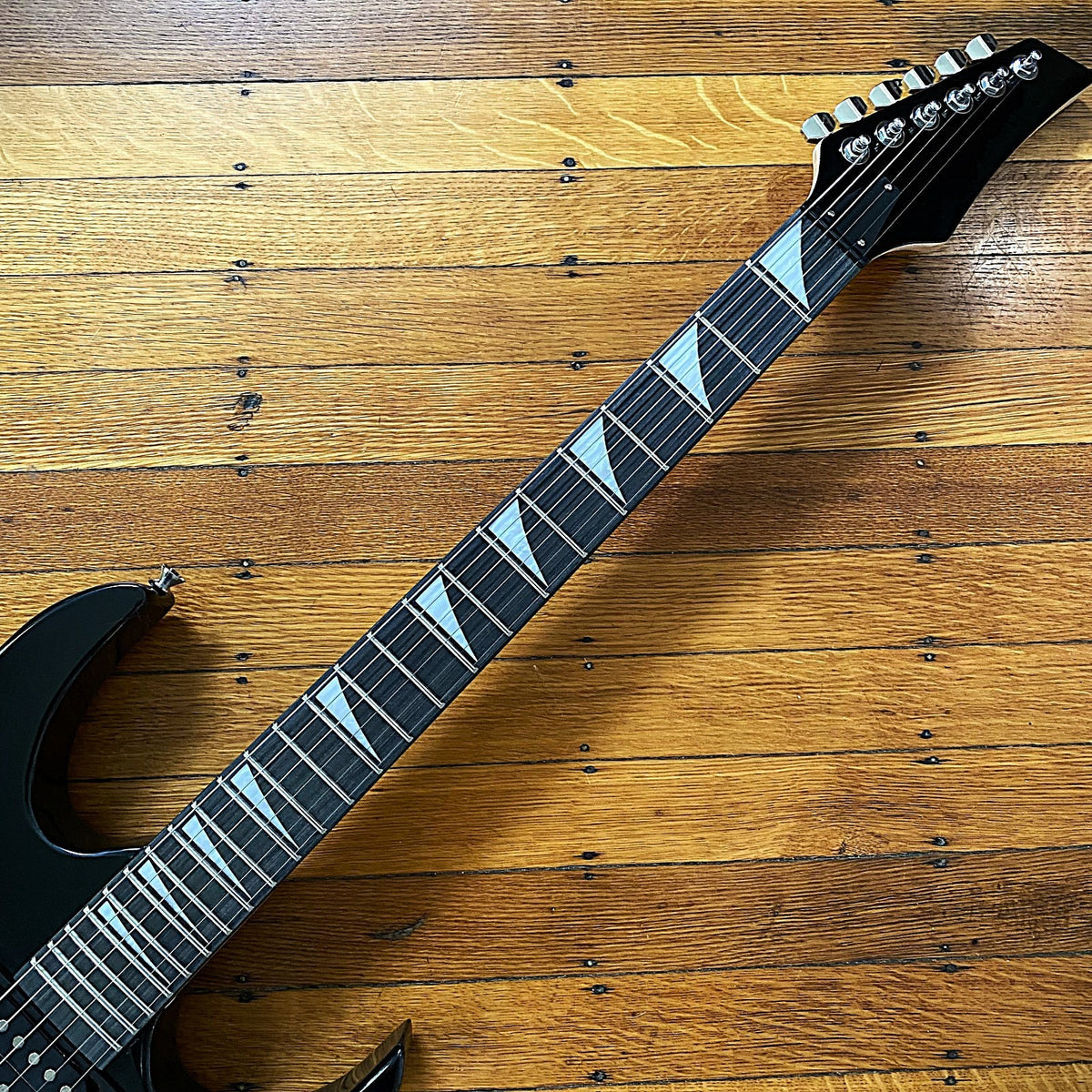 Full‑Size 24‑Fret Electric Guitar – Sawtooth Inlays, HSH Pickups, Tremolo Bridge7