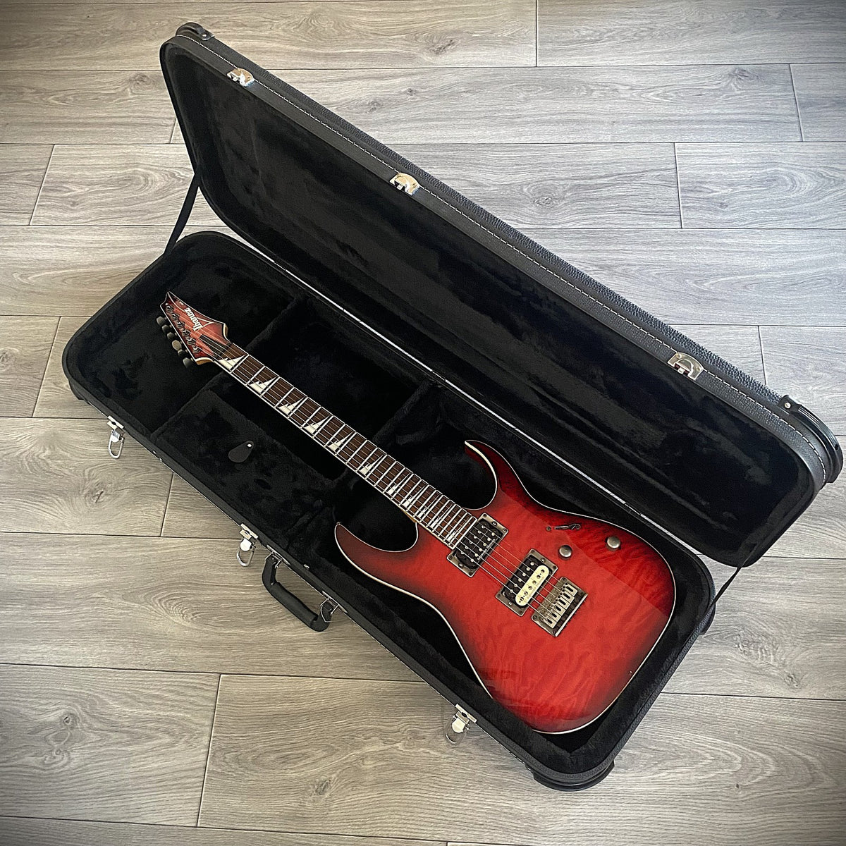 Black Hardshell Electric Guitar Hard Case for Strat and Tele Guitars, Lockable4