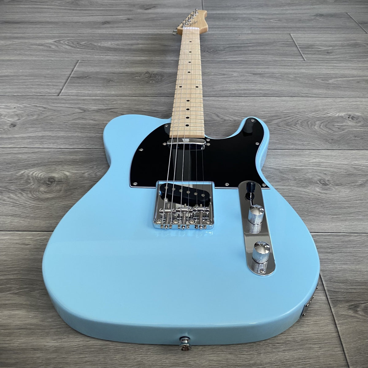 Full‑Size Arctic Blue Electric Guitar – Dual Single‑Coil Pickups, Maple Neck1