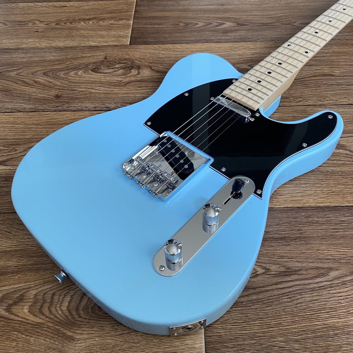 Full‑Size Arctic Blue Electric Guitar – Dual Single‑Coil Pickups, Maple Neck17
